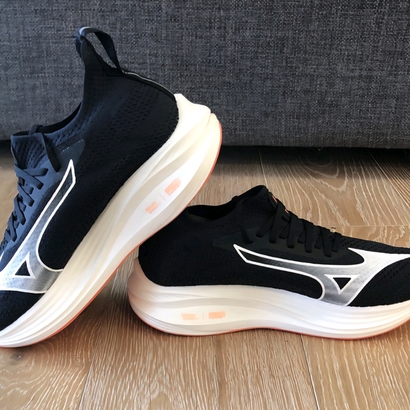 Mens size US 9 - Mizuno Wave Neo Zen - Black/Neon Orange - LIKE NEW CONDITION - Picture 5 of 6